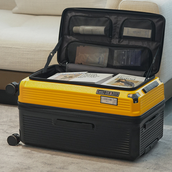 Oldalnyílású, bővíthető utazótáska, csendes univerzális kerekek, cipzáras nyitás, súly 3,5 kg