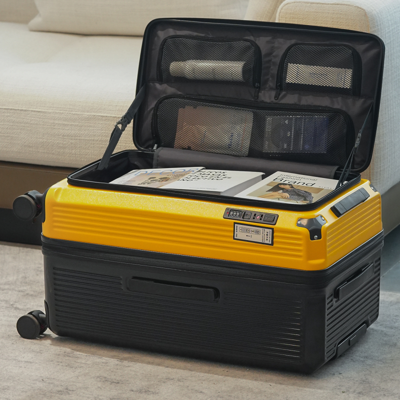 Oldalnyílású, bővíthető utazótáska, csendes univerzális kerekek, cipzáras nyitás, súly 3,5 kg