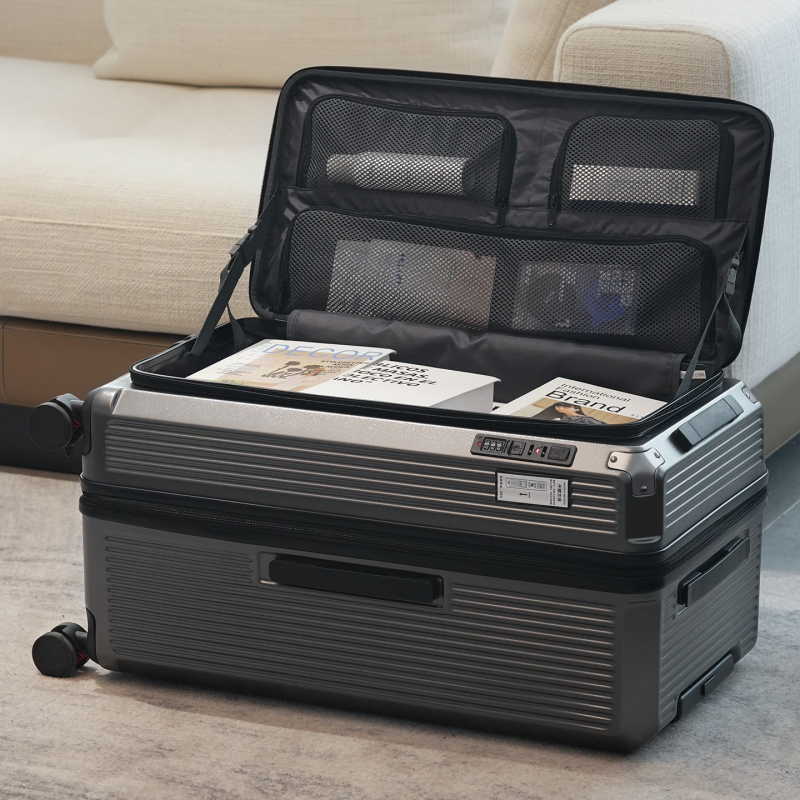 Oldalnyílású, bővíthető utazótáska, csendes univerzális kerekek, cipzáras nyitás, súly 3,5 kg