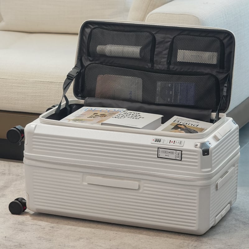 Oldalnyílású, bővíthető utazótáska, csendes univerzális kerekek, cipzáras nyitás, súly 3,5 kg