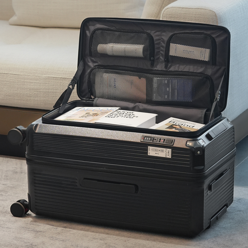 Oldalnyílású, bővíthető utazótáska, csendes univerzális kerekek, cipzáras nyitás, súly 3,5 kg