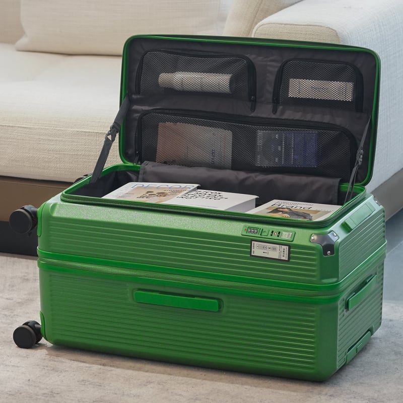 Oldalnyílású, bővíthető utazótáska, csendes univerzális kerekek, cipzáras nyitás, súly 3,5 kg