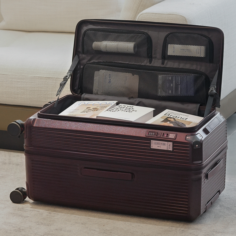 Oldalnyílású, bővíthető utazótáska, csendes univerzális kerekek, cipzáras nyitás, súly 3,5 kg