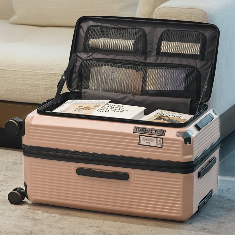 Oldalnyílású, bővíthető utazótáska, csendes univerzális kerekek, cipzáras nyitás, súly 3,5 kg