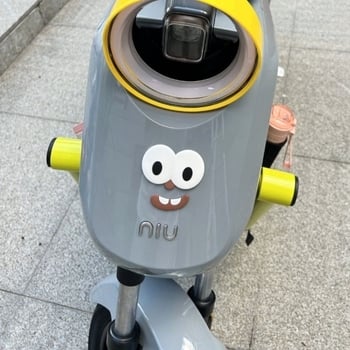 3D naljepnica za auto s magnetskim držačem – slatko lice s velikim očima, karikatura dizajn