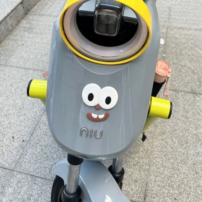3D naljepnica za auto s magnetskim držačem – slatko lice s velikim očima, karikatura dizajn