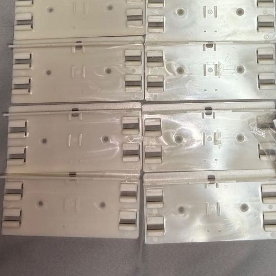 Sustav zavjesa za krevet, metalna konstrukcija, montaža gornjim ljepilom (bez bušenja), fleksibilan U-oblik dizajna za veliki prostor, dvostruko složen klizni sustav s tri vrata, dvostruki vodilice