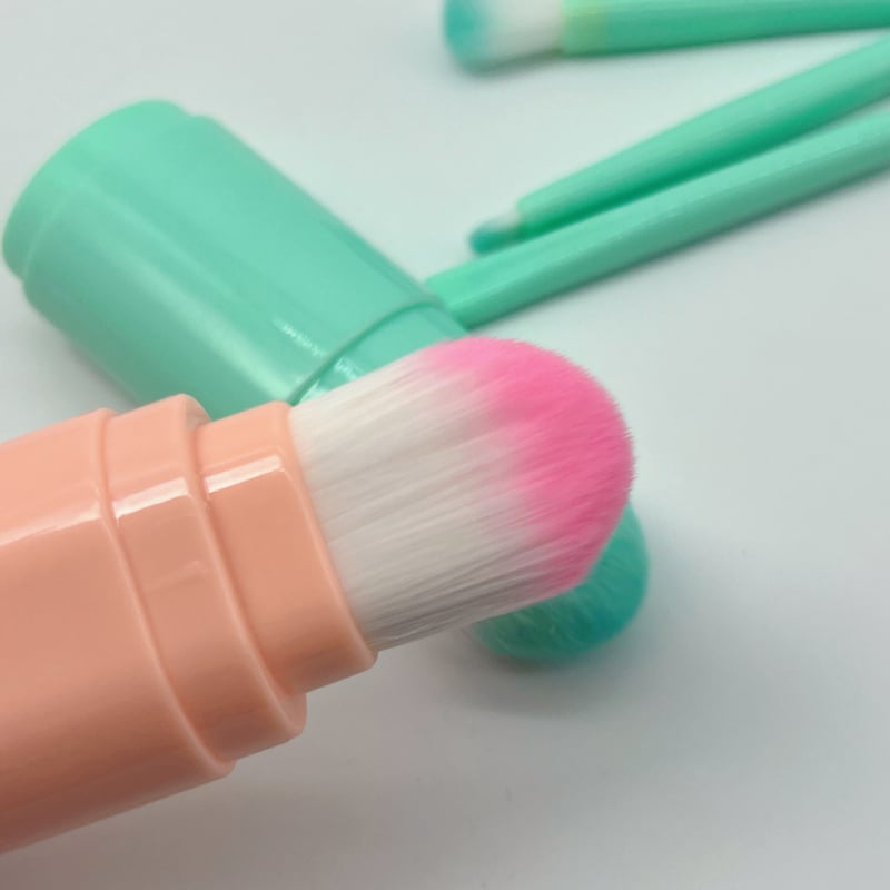 Öt darabos sminkecset-készlet, szintetikus sörtékkel, műanyag nyél, dobozos csomagolás, hordozható