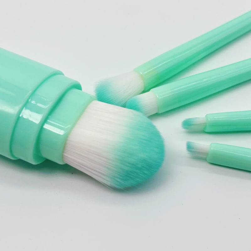 Öt darabos sminkecset-készlet, szintetikus sörtékkel, műanyag nyél, dobozos csomagolás, hordozható