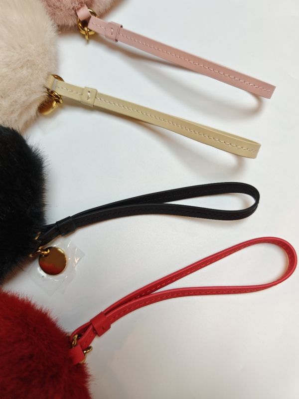 Ključanica s privjeskom od prave kože, šivanje, proljeće 2025, sladak i kul stil
