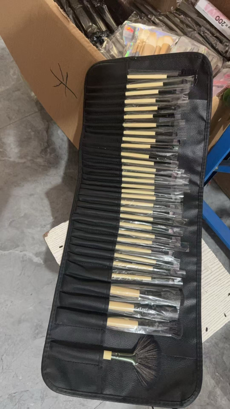 Bőrhatású sminkecsetkészlet, nylon sörtéjű ecsetek, 24–32 darabos, összecsukható táskával