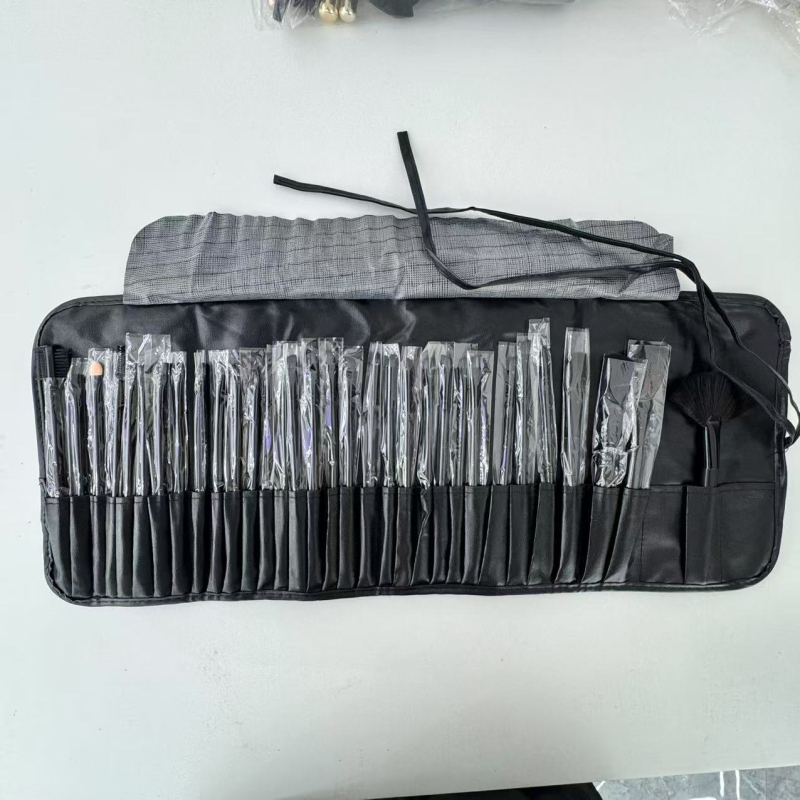 Bőrhatású sminkecsetkészlet, nylon sörtéjű ecsetek, 24–32 darabos, összecsukható táskával