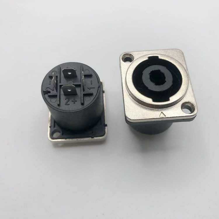 4-pinski audio konektor s metalnim kućištem i kvadratnim ženskim kućištem, uključuje umetak
