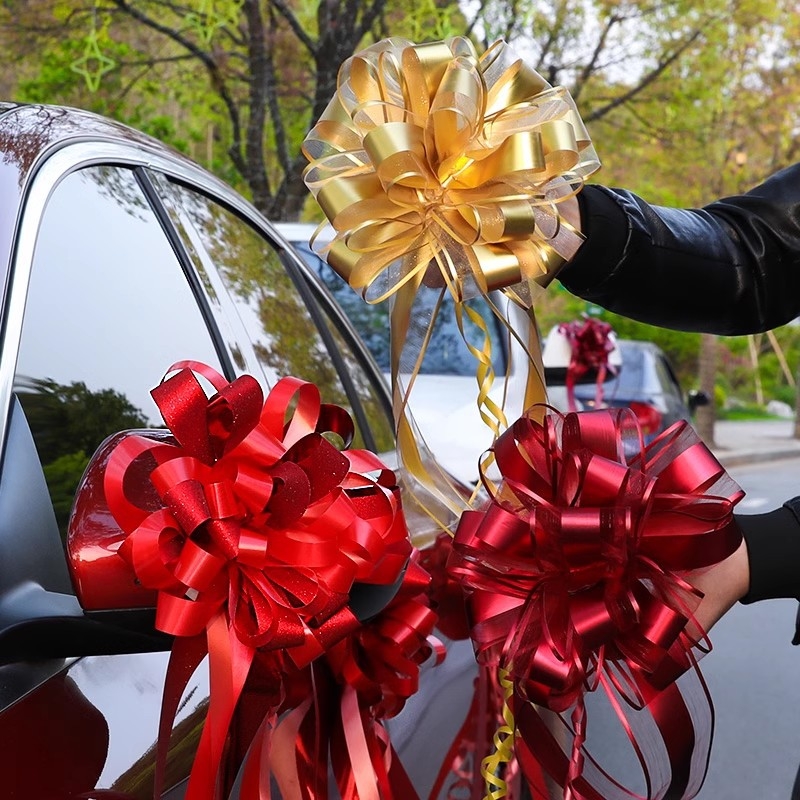 Svatebná automobilová dekorácia s mašľou — plastový materiál, rekvizity na aranžovanie priestoru, materiál: stuha, pre domáce dekorácie. Značka: Follow the year.
