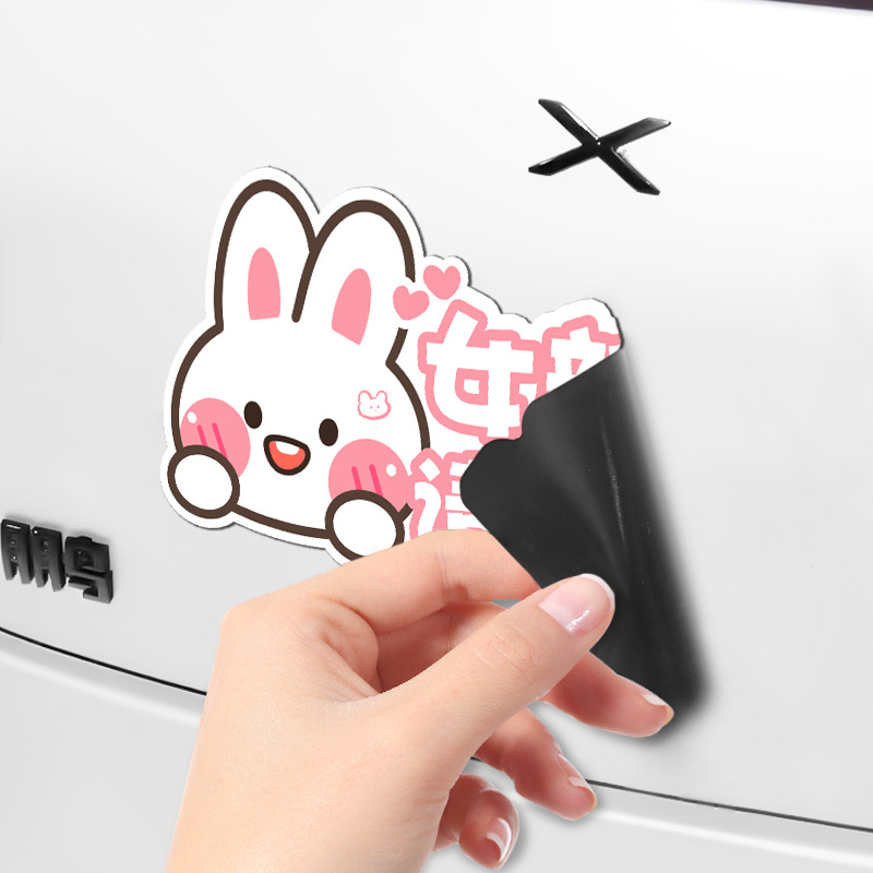 Autocolant auto cu iepuraș desen animat, montaj magnetic, material: autocolant, personalizare disponibilă