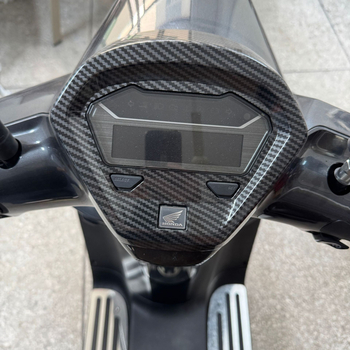 Poklopac instrumenata Giorno125 s karbonskim izgledom — dekorativni i zaštitni dio za motocikl; Model Giorno125; Kompatibilni modeli: Honda Giorno125; Svrha: dekorativno i zaštita; Napon: Ostalo