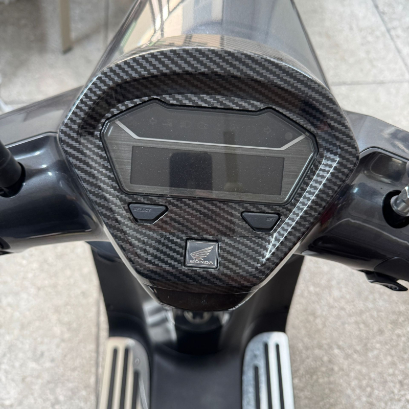 Poklopac instrumenata Giorno125 s karbonskim izgledom — dekorativni i zaštitni dio za motocikl; Model Giorno125; Kompatibilni modeli: Honda Giorno125; Svrha: dekorativno i zaštita; Napon: Ostalo