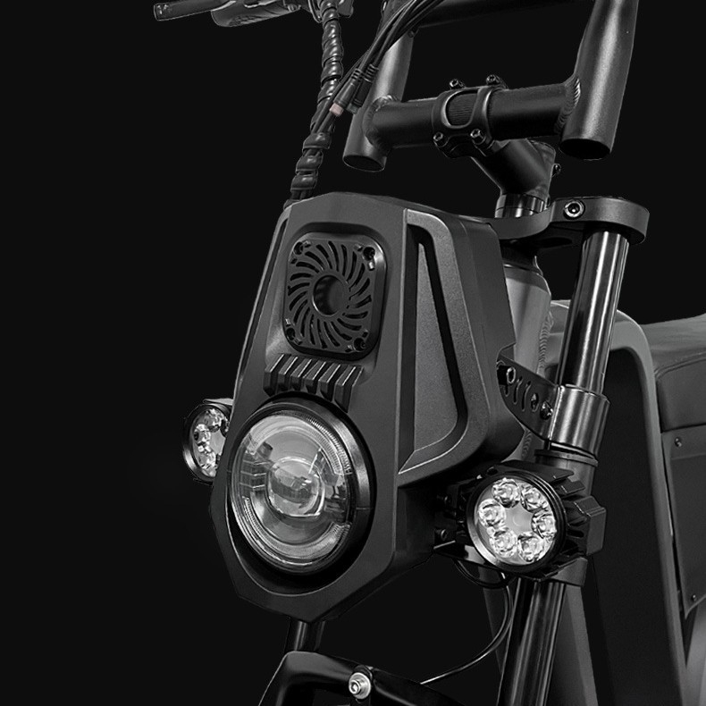 Juru Kd-01 far LED frontal pentru biciclete electrice și motociclete off-road – difuzor Bluetooth, corn, lumini de zi, fascicule joase și înalte; 36V/0.33A, 48V/0.25A, IPx4, ABS+PC+aliaj de aluminiu