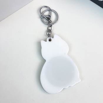 Macskás akril tükrös kulcstartó, kör alakú acetát medállal, kézzel készített, rajzfilm-stílusú, hátizsákhoz