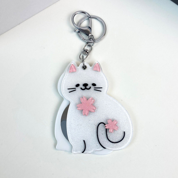 Macskás akril tükrös kulcstartó, kör alakú acetát medállal, kézzel készített, rajzfilm-stílusú, hátizsákhoz