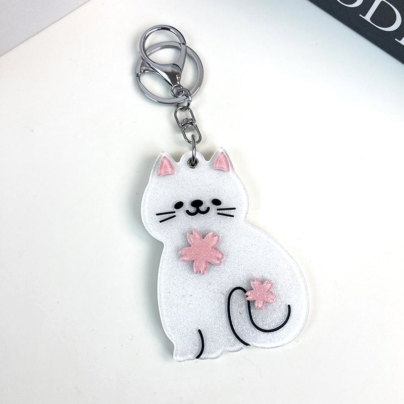 Macskás akril tükrös kulcstartó, kör alakú acetát medállal, kézzel készített, rajzfilm-stílusú, hátizsákhoz