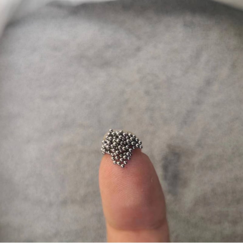 Acélgolyók – Márka Red; Felületkezelés: finom polírozás és hőkezelés; Alkalmazások: autók, elektromos járművek, motorkerékpárok, kerékpárok, háztartási gépek, kémiai gépek, textilgépek, élelmiszeripari gépek, bányászati gépek, műszerek