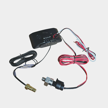 Univerzális LCD kijelző a vízhőmérséklethez, feszültséghez és olajszinthez, valamint az olaj mennyiségéhez autók, teherautók, mezőgazdasági járművek és kotrók számára — 12V/24V, műanyag, méretek 96×55×2 mm