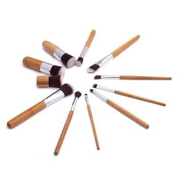 Set štetcov na make-up s bambusovou rúčkou a konopnou taškou, obsahuje štetce na púder, líčka a detailný štetec.