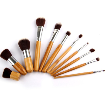 Set štetcov na make-up s bambusovou rúčkou a konopnou taškou, obsahuje štetce na púder, líčka a detailný štetec.