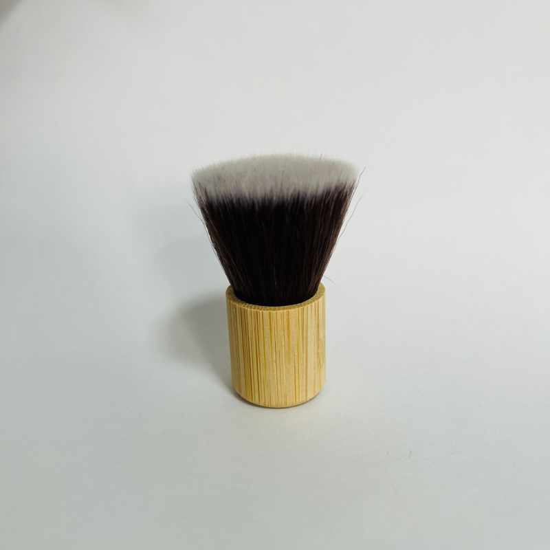 Set štetcov na make-up s bambusovou rúčkou a konopnou taškou, obsahuje štetce na púder, líčka a detailný štetec.