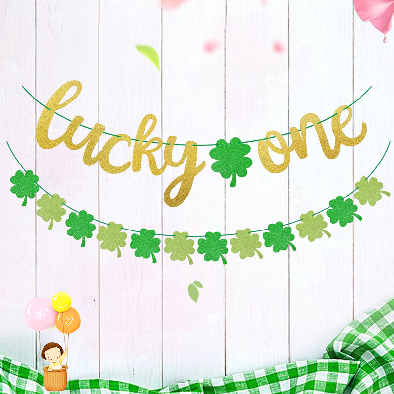 Szent Patrik-napi parti zászlógirland négylevelű lóhere csillogó díszítéssel; anyag: papír; anyagtípus: szalag; helyszíni dekoráció