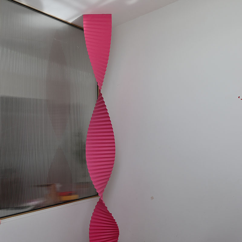 Ruiri esküvői hátteret díszítő kellékszett • papírból készült rekvizitek hullámkarton ventilátorokkal és dupla boldogság matricákkal • helyszínre szánt díszítésre • esküvői évfordulóra