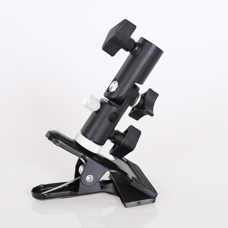 Clema foto multifuncțională cu suport pentru bliț extern, suport pentru umbrelă și clips pentru fundal; construcție din fier și aluminiu.