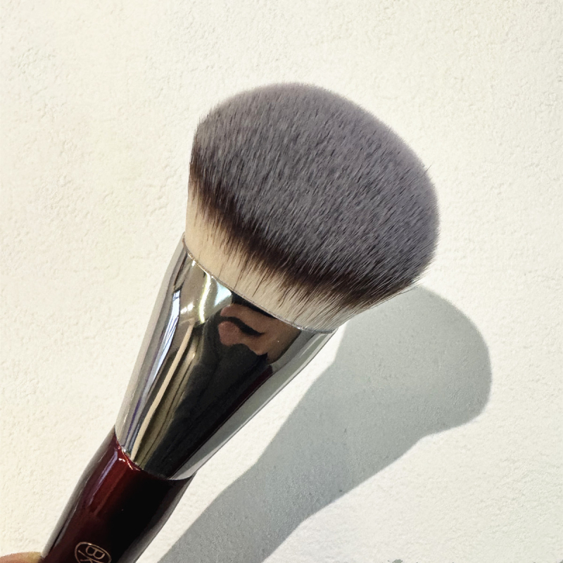 Sminkecset ferde kialakítással, szintetikus sörtékkel, hosszú fa nyéllel, táska csomagolásban, mindennapi használatra