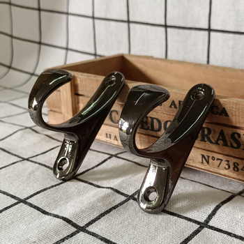 Kuke za zavjese od cinkovog legura s elektropliranjem i završnim premazom pečenja; svestrane: za zavjese, vrata/prozori, zidove i kapute; moderan minimalistički stil; težina oko 62 g za par