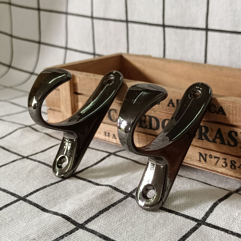Kuke za zavjese od cinkovog legura s elektropliranjem i završnim premazom pečenja; svestrane: za zavjese, vrata/prozori, zidove i kapute; moderan minimalistički stil; težina oko 62 g za par