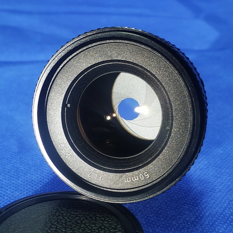 Emperor obiectiv portret manual 50mm f/1.7 pentru camere full-frame, distanța minimă de focalizare 0.45 m, unghi de cuprindere 46°