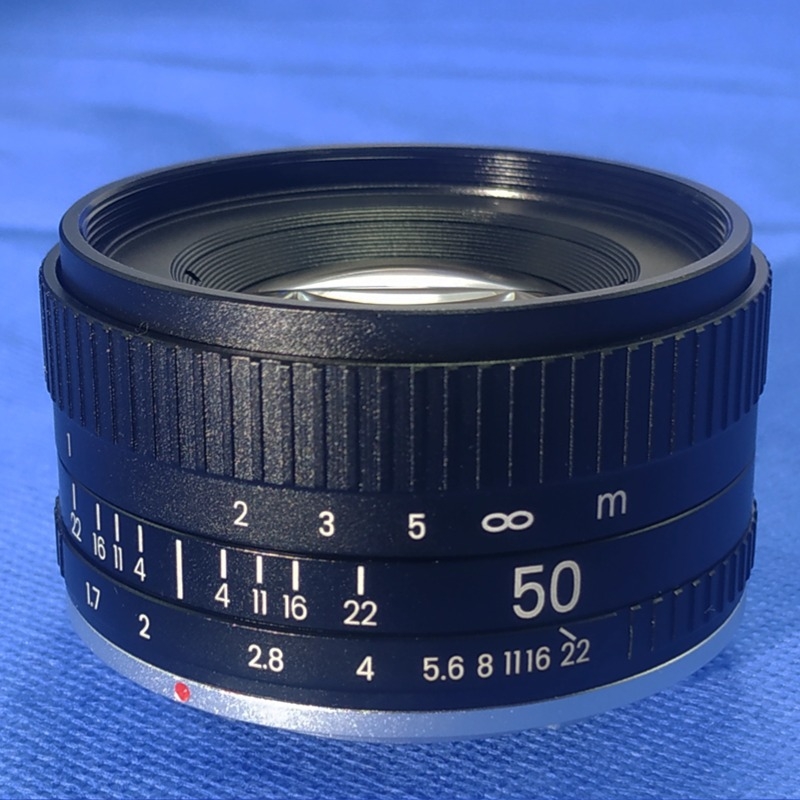 Emperor obiectiv portret manual 50mm f/1.7 pentru camere full-frame, distanța minimă de focalizare 0.45 m, unghi de cuprindere 46°