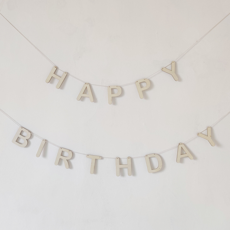 Drvena girlanda s natpisom Happy Birthday i visećom vrpcom – kućna dekoracija, osobni dar za vjenčanja, mature i zabave