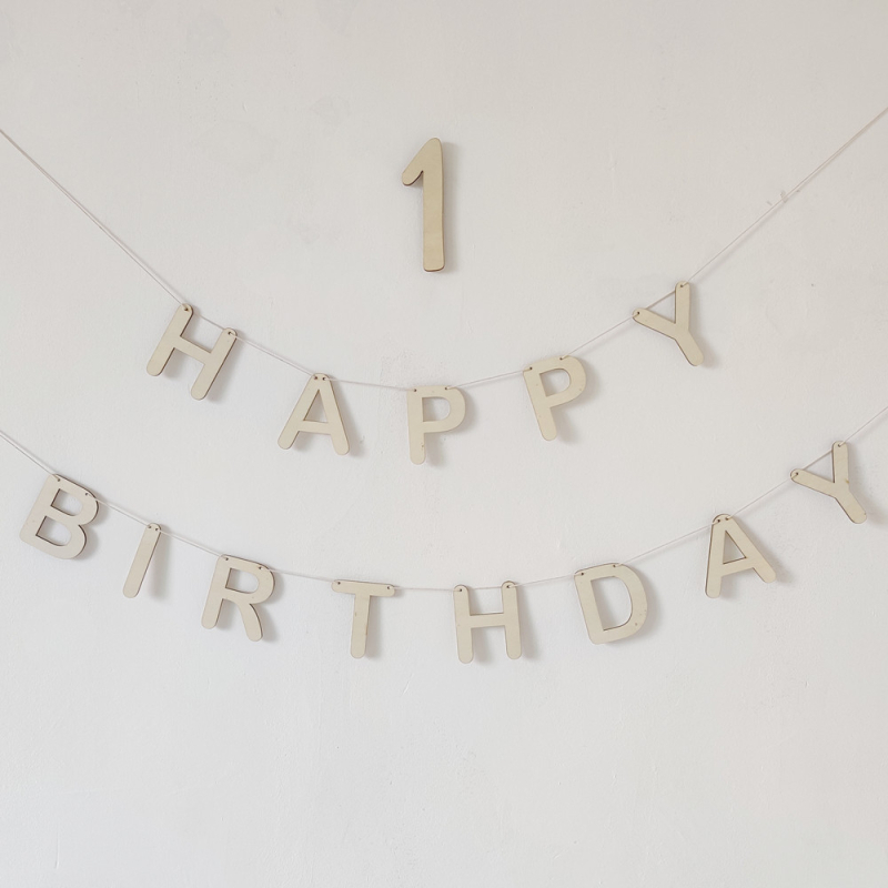Drvena girlanda s natpisom Happy Birthday i visećom vrpcom – kućna dekoracija, osobni dar za vjenčanja, mature i zabave