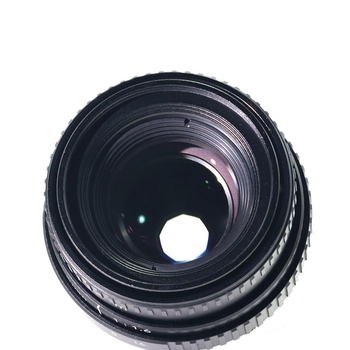 Obiectiv fix focală 35mm F1.6 pentru camere APS-C; distanță minimă de focalizare 0,45 m; unghi de cuprindere 45,5°; diametrul filtrului 37 mm