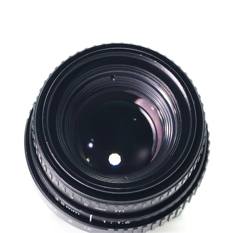 Obiectiv fix focală 35mm F1.6 pentru camere APS-C; distanță minimă de focalizare 0,45 m; unghi de cuprindere 45,5°; diametrul filtrului 37 mm