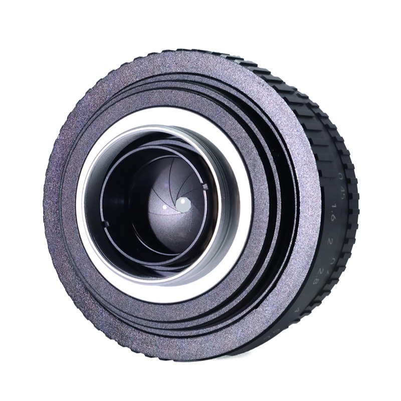 Obiectiv fix focală 35mm F1.6 pentru camere APS-C; distanță minimă de focalizare 0,45 m; unghi de cuprindere 45,5°; diametrul filtrului 37 mm