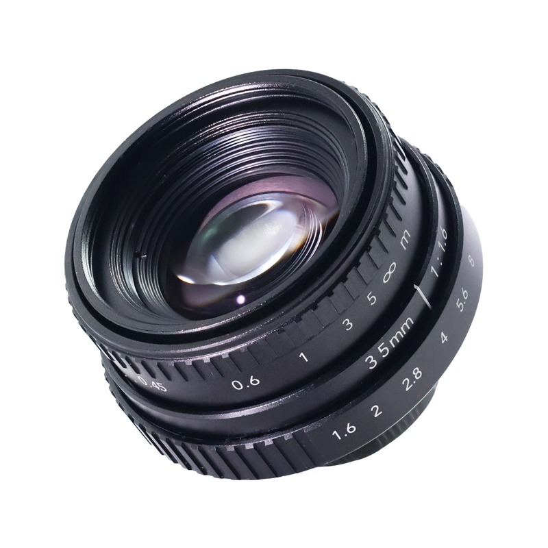 Obiectiv fix focală 35mm F1.6 pentru camere APS-C; distanță minimă de focalizare 0,45 m; unghi de cuprindere 45,5°; diametrul filtrului 37 mm