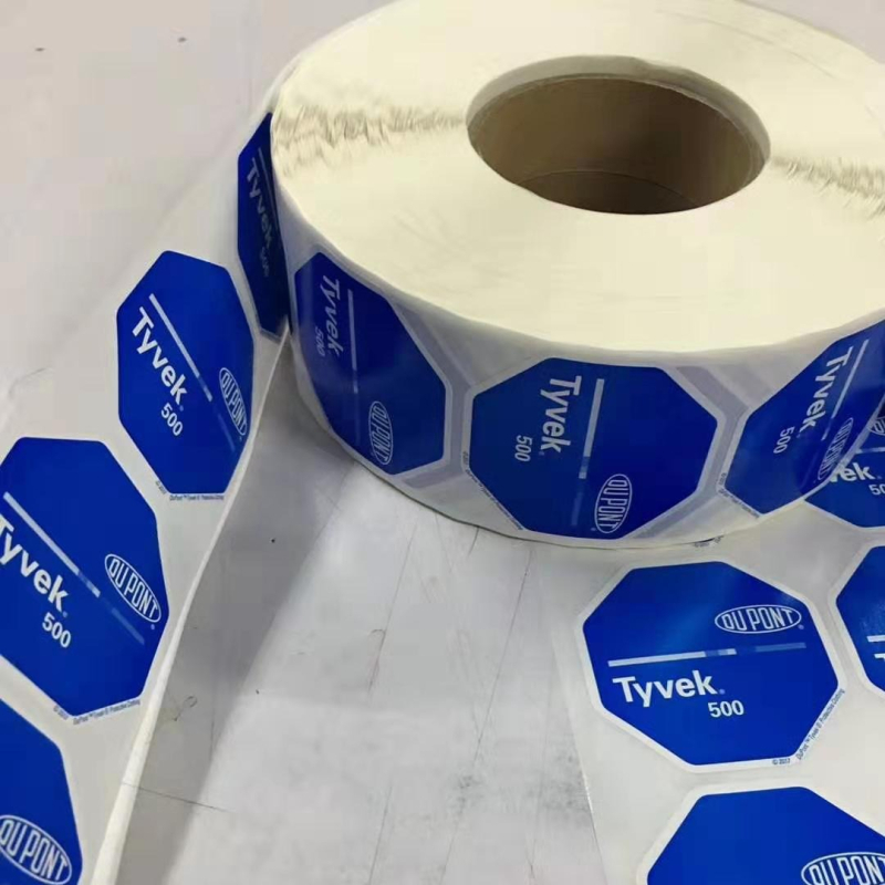 Samoljepljiva etiketa digitalnog ispisa s bar kodom i logom – šarena naljepnica na prozirnoj PVC roli za zatvaranje