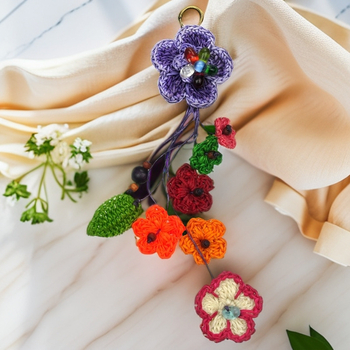 Kljucni lančić s voskovanom nitom, ručno pleteni privjesak u obliku cvijeta sa sashiko šivom