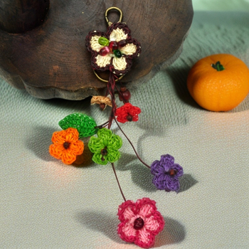 Kljucni lančić s voskovanom nitom, ručno pleteni privjesak u obliku cvijeta sa sashiko šivom