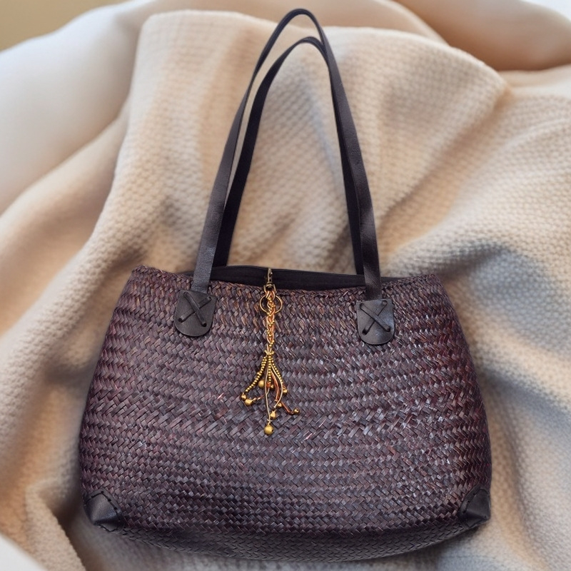 Kljucni lančić s voskovanom nitom, ručno pleteni privjesak u obliku cvijeta sa sashiko šivom