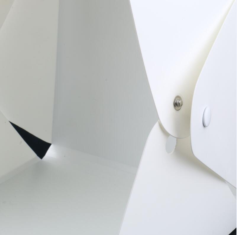 Studiu foto mic, model Studio, material PP, greutate 1 kg, lansat în 2017.