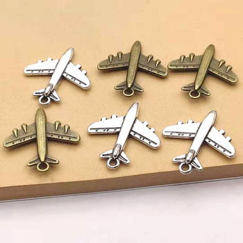 Kljucni privjesak s motivom zrakoplova, cinkova legura, elektroplatiranje, retro stil književnosti i umjetnosti